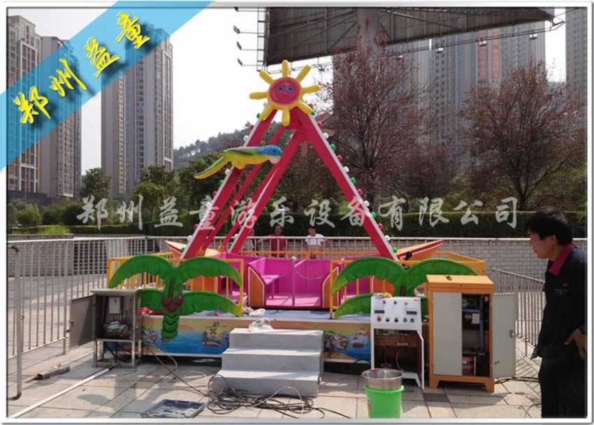 小型广场上复古型的迷你海盗船